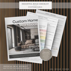 Può includere: Una pila di quaderni e liste di controllo stampati per la costruzione di case. Il quaderno principale è intitolato "Custom Home Workbook" con "selections 101" sotto. L'immagine include il testo: "Insightful Build Checklist" e "Customizable".