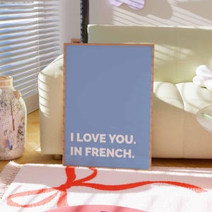 Ti amo in francese, poster da parete con stampe premium, poster con citazione, stampa femminile, azzurro pastello, arredamento preppy, arte murale di tendenza