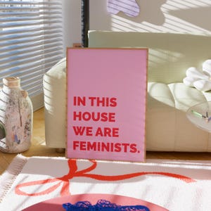Impressão de arte feminista, nesta casa somos arte de parede feminista, pôster feminista, tipografia minimalista, inspirador, tapeçarias de parede