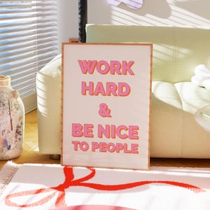 Stampa artistica "Lavora sodo e sii gentile con gli altri", grande stampa da parete, citazioni motivazionali per l'ufficio, stampa da parete rosa, arredamento preppy, poster estetica retrò