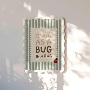 Barnrumstavla med "Snug As A Bug", nyckfull väggkonst med citat, minimalistisk typografisk dekoration