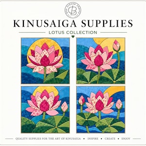 Könnte beinhalten: Ein Kinusaiga-Bastelset aus der Lotus-Kollektion. Die Verpackung zeigt vier quadratische Stoffkunstbilder mit rosa Lotusblüten, grünen Seerosenblättern und gelben Sonnen vor blauem Wasser. Der Text lautet Kinusaiga Supplies.
