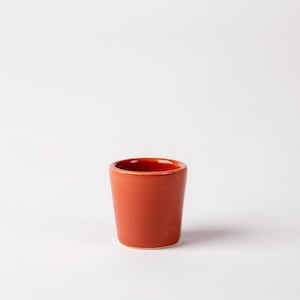 Verre à liqueur fait main en céramique orange brûlé : articles de bar modernes et minimalistes
