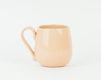 Handgemaakte pioenroze keramische mok: minimalistisch koffiekopje van steengoed