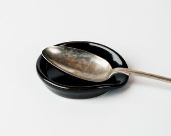 Reposacucharas de cerámica hecho a mano: Cerámica esmaltada en negro brillante, decoración rústica para cocina.