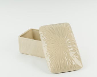 Handmade Pale Grey Ceramic Butter Dish with Lid – Rustic Stoneware Butter Keeper, Pottery Butter Container, Farmhouse Kitchen, Artisan