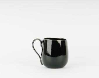 Handgemachte schwarze keramische Kaffeetasse: Modernes Steinzeug-Trinkgefäß