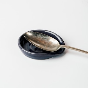 Repose-cuillère en céramique fait main : poterie en grès émaillé bleu marine