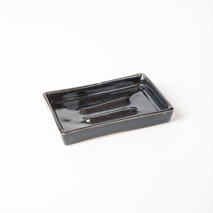 Handgefertigte schwarze Steingut Seifenschale, modernes Keramik Badezimmer Accessoire, Drainage Seifenhalter, glasierte Keramik, rustikales Handwerksdekor