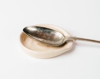 Reposacucharas de cerámica hecho a mano: soporte para utensilios de cerámica esmaltada en blanco cremoso