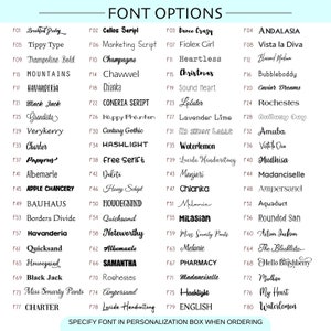 Puede incluir: Un gr&aacute;fico de 80 opciones de fuentes diferentes para la personalizaci&oacute;n. Las fuentes se enumeran en columnas con un c&oacute;digo y un nombre para cada fuente. El texto en la parte inferior del gr&aacute;fico dice "Especificar la fuente en el cuadro de personalizaci&oacute;n al realizar el pedido."