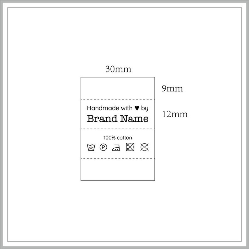 K&ouml;nnte beinhalten: Ein wei&szlig;es rechteckiges Kleidungsetikett mit schwarzem Text und Symbolen. Das Etikett lautet "Handmade with &hearts; by Brand Name 100% cotton". Es enth&auml;lt auch Symbole f&uuml;r Maschinenw&auml;sche, Nicht bleichen, B&uuml;geln bei niedriger Temperatur, Nicht im Trockner trocknen und Nicht chemisch reinigen.