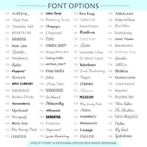 K&ouml;nnte beinhalten: Eine Tabelle mit 80 verschiedenen Schriftarten f&uuml;r die Personalisierung. Jede Schriftart ist mit einer Nummer und einem Namen gekennzeichnet. Die Tabelle hat einen hellblauen Hintergrund mit wei&szlig;em Text.