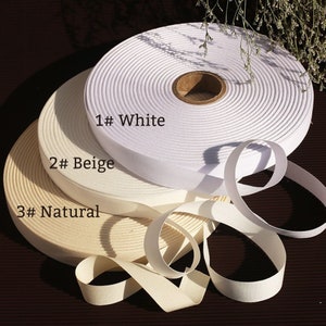 Puede incluir: Tres rollos de cinta de algod&oacute;n en colores blanco, beige y natural. Los rollos est&aacute;n etiquetados como 1# Blanco, 2# Beige y 3# Natural.