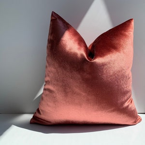 Copricuscino in velluto di cotone iridescente color corallo scuro, cuscino in cotone, copricuscino rosa Euro Sham, cuscino lucido strutturato, 28x28
