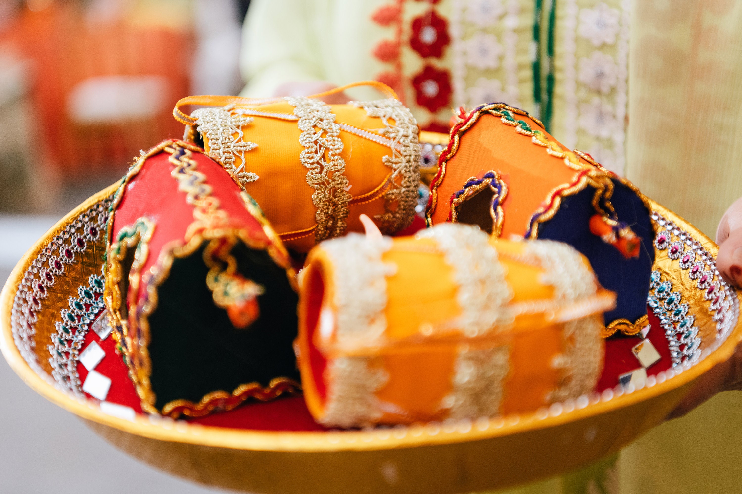 Mehndi-decor, Mehndi-borddecor, Haldi, Mayoon, Dholki-decor, Shaadi-decor, Doli-decor, Mehndi-dienblad, Mehndi Thaals, Thaal
