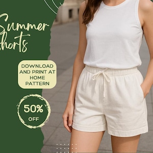 Op de afbeelding: Een persoon draagt een witte tanktop en crèmekleurige shorts met een tailleband met trekkoord. De afbeelding bevat de tekst "Summer shorts", "Download and print at home pattern" en "50% off".