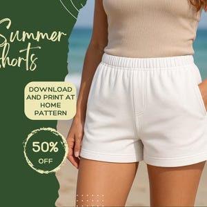Puede incluir: Pantalones cortos de verano blancos con cintura elástica y bolsillos. La imagen incluye el texto "Summer shorts", "Download and print at home pattern" y "50% off". Los pantalones cortos se muestran en una persona en la playa.