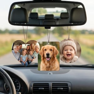 Peut inclure: Trois désodorisants de voiture personnalisés suspendus au rétroviseur d'une voiture. L'un est en forme de cœur avec une photo de famille, un autre est rectangulaire avec un golden retriever et le dernier est circulaire avec un bébé.