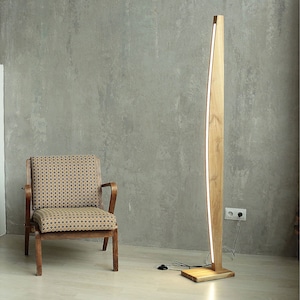 Moderne LED-Stehlampe aus Holz: Einzigartige handgefertigte Eckstandleuchte für Ambient Reading