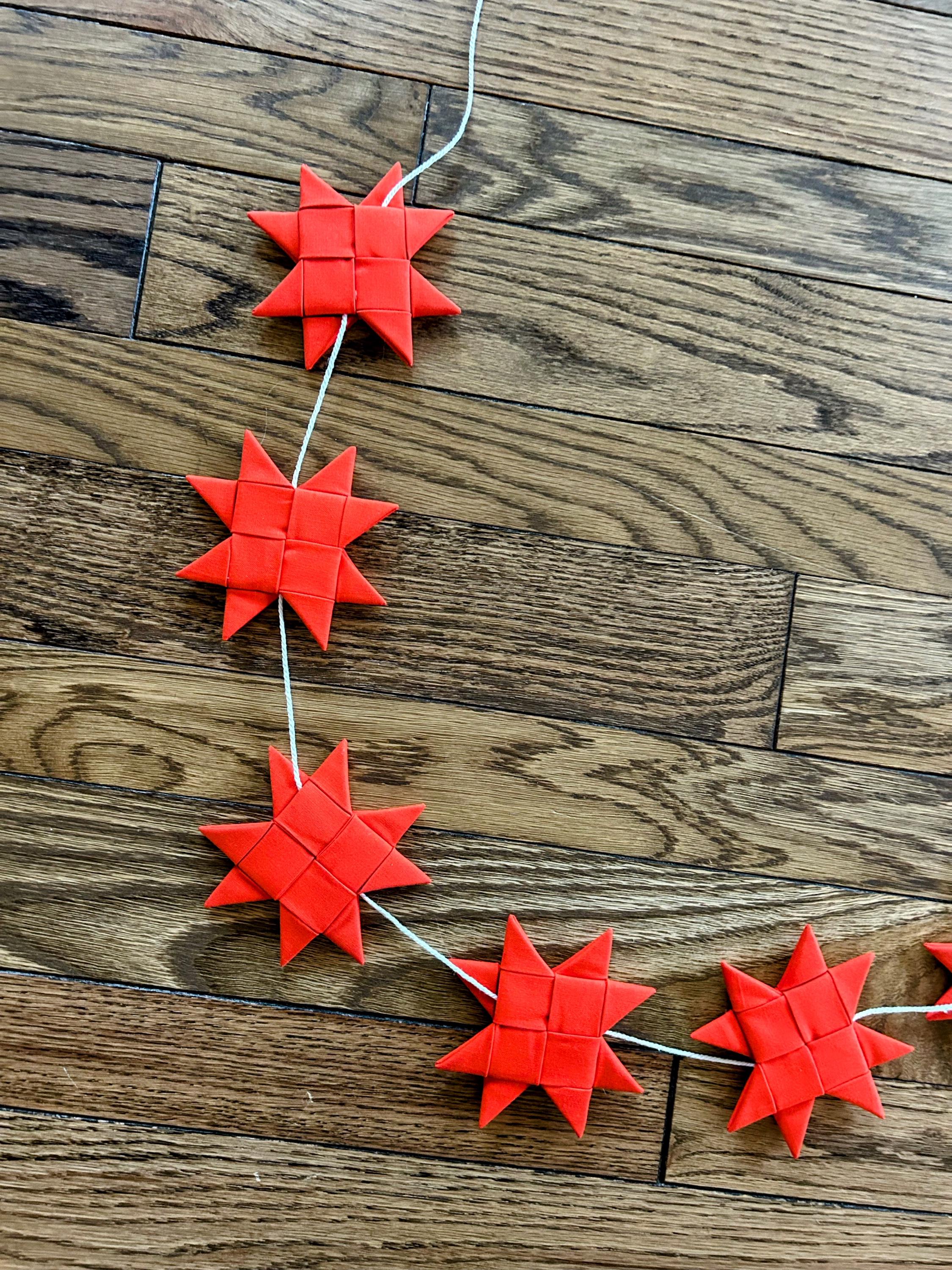 Photo inspiration: Scandinavian Outdoor Garland Reference: Red Scandinavian Star Garland