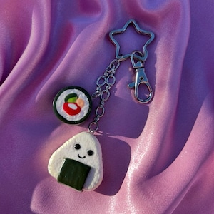 Handmade Sushi Keychain – Cute Onigiri Charm – Kawaii Food Keychain – Sushi Lover Gift – Japanese Aesthetic – Unique Clay Keychain