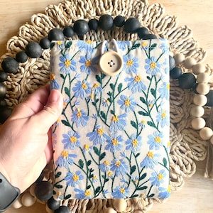 Blue Beige Daisy Embroidered book sleeve, kindle sleeve, ereader cover, iPad sleeve, Book Gift, book pouch, book buddy afbeelding 4