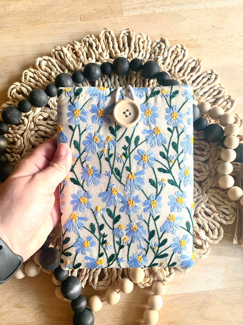 Blue Beige Daisy Embroidered book sleeve, kindle sleeve, ereader cover, iPad sleeve, Book Gift, book pouch, book buddy afbeelding 4