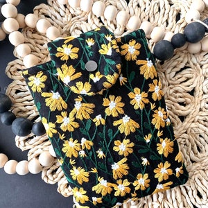 iPad Sleeve, Yellow Black Daisy Embroidered Protective Durable Closure Snap Protector Novelty Stylish Zipper-Free Padded Reader Bookworm