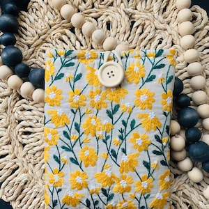 iPad Sleeve, Yellow Beige Daisy Embroidered Padded Protective eReader Cover, Padded Ereader protector, tablet sleeve, bookish gifts