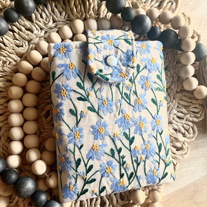 Blue Beige Daisy Embroidered book sleeve, kindle sleeve, ereader cover, iPad sleeve, Book Gift, book pouch, book buddy afbeelding 1