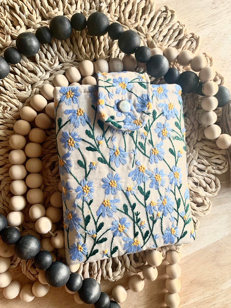 Blue Beige Daisy Embroidered book sleeve, kindle sleeve, ereader cover, iPad sleeve, Book Gift, book pouch, book buddy afbeelding 1