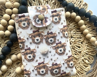 Highland Cow Winter Book sleeve, cow book sleeve, kindle sleeve, e-reader sleeve, tablet sleeve, iPad sleeve, padded book sleeve, book gift
