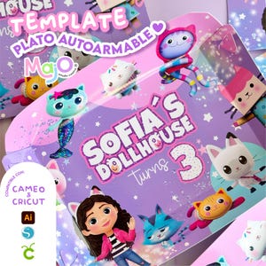 Puede incluir: Una plantilla de caja de cartón autoarmable en tonos morado y rosa con personajes de Gabby's Dollhouse. El texto dice "TEMPLATE PLATO AUTOARMABLE", "MajO", "SOFIA'S DOLLHOUSE turns 3" y "COMPATIBLE CON CAMEO & CRICUT".