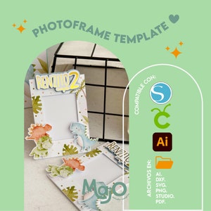 Pode incluir: Um modelo de moldura de fotos com tema de dinossauros. A moldura é decorada com folhas verdes, dinossauros marrons e laranja e bolinhas brancas. O texto "Renzito 2" está escrito em letras douradas na moldura. A moldura é compatível com os softwares Silhouette, Cricut e Adobe Illustrator. Os formatos de arquivo incluídos são AI, DXF, SVG, PNG, Studio e PDF.