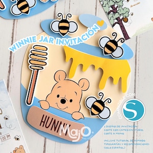 Pode incluir: Um convite de papel cortado em forma de pote de mel com um urso, um pegador de mel e três abelhas. O texto diz WINNIE JAR INVITACIÓN e HUNNY. O design inclui gotas de mel amarelas, detalhes em azul claro e um pequeno coração amarelo.