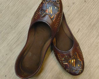 Handwerklich gefertigtes besticktes Jutti – Golden Cut-work Ethnische Schuhe