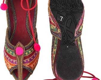 Handgemaakte Jaipuri Jutti: kastanjebruine verfraaide Indiase sandalen