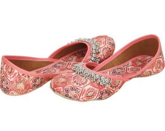 Handgemaakte roze geborduurde Punjabi Jutti, traditionele Indiase Khussa-schoenen (rubberen zool)