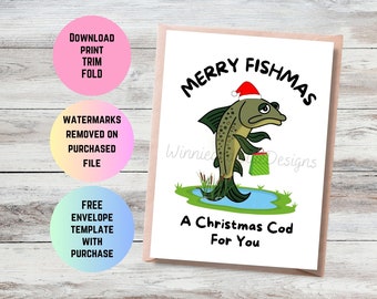 Op de afbeelding: Een kerstkaart met een cartoonvis die een kerstmanmuts draagt en een cadeauzakje vasthoudt. De tekst op de kaart luidt "Merry Fishmas A Christmas Cod For You".