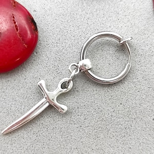 Dolk oorbel, Clip ON oorbel, Mannen hoepel oorbel, Zilveren mes, Dolk bungelen, Zwaard oorbel, Voor mannen, Cadeau voor mannen, Zilveren dolk sieraden