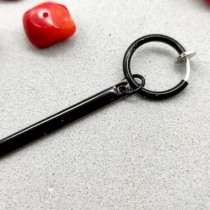 Zwarte stick clip-on, Een stick clip-on, Metalen bar bungelen, Niet doorboord, Goth bungelen, Messing bar oorbel, Mannen clip-on, Stick emaille mannen, Gift