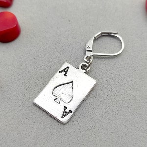 Orecchino di carte da gioco, Carte penzolanti, Orecchino di carte d'argento, Un orecchino di carte, Un maschio penzola, Orecchini retrò, Regalo giocatore di poker, Orecchino ponte