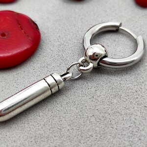 Op de afbeelding: Zilveren oorring met een zilveren kogelbedel.