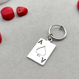 Spelkaarten clip op, kaarten clip op, zilveren kaarten clip op, één kaarten oorbel, één mannelijke bengelen, retro oorbellen, pokerspeler cadeau, brug oorbel