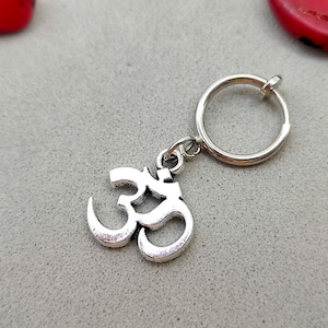 Ohm clip on, Silver om clip on, Aum bungel, Omkar clip on, Mannen bungelen, Yoga zen, Hindoeïsme, Om symbool, Yoga oorbel, Voor mannen, Gift oorbel