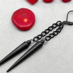 Schwarze matte Spike Ohrringe mit Kette, Spike Ohrring, Lange Spike Ohrringe, Punk Ohrring, Gothic Ohrring, Steampunk Ohrring, Acryl Spike, Geschenk