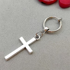 Pendiente de clip con cruz de plata: joyería para hombre sin perforaciones