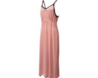 Combinaison vintage des années 30 40 en résille rose et noire avec dentelle