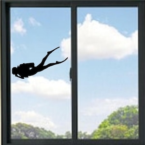 Könnte beinhalten: Eine schwarze Silhouette eines Tauchers in einem Tauchanzug, mit ausgestreckten Flossen, scheint in der Luft vor einem Hintergrund aus blauem Himmel mit Wolken zu schwimmen. Das Bild wird von einem Fenster umrahmt.